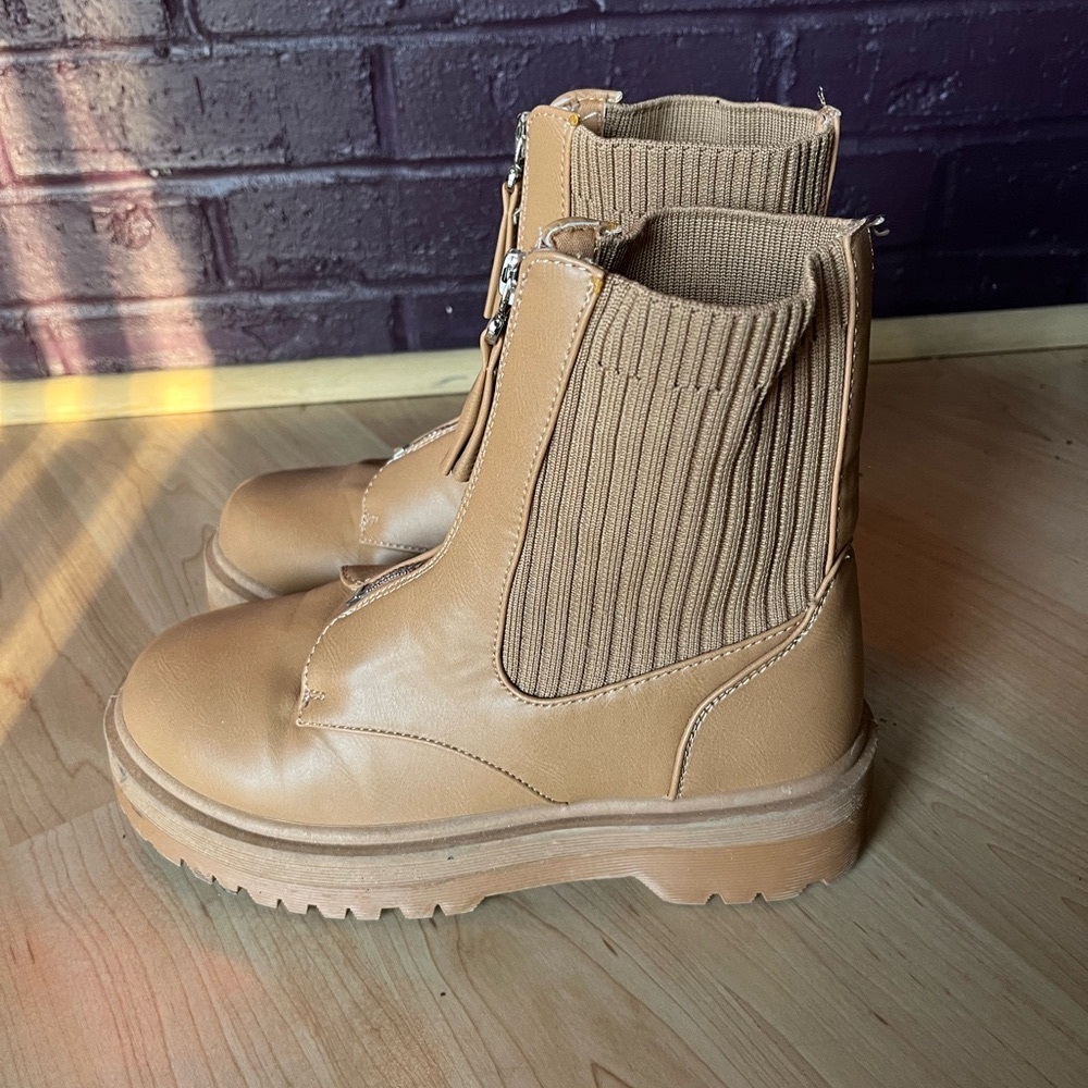 Women’s Lugsole Chelsea Boots, size 6